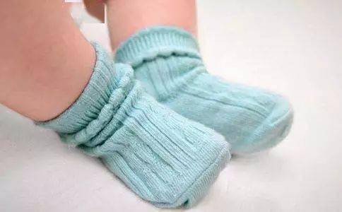 寶寶秋冬睡覺要不要穿襪子？兒科專家告訴你真相